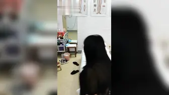 妈妈按摩店卖逼，做儿子的必须花钱去捧场啊，该说不说妈妈虽然老，但是逼很嫩