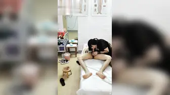 妈妈按摩店卖逼，做儿子的必须花钱去捧场啊，该说不说妈妈虽然老，但是逼很嫩
