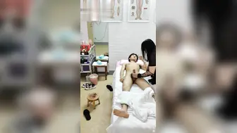 妈妈按摩店卖逼，做儿子的必须花钱去捧场啊，该说不说妈妈虽然老，但是逼很嫩