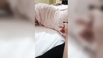 表姐真的骚起来，在床上等我，看见鸡巴直接开舔，真是床上高手，我要被她逼疯了。