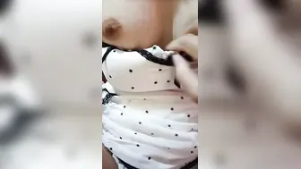 表姐真的骚起来，在床上等我，看见鸡巴直接开舔，真是床上高手，我要被她逼疯了。