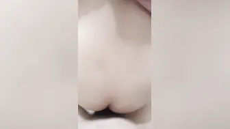 趁着今天休息的时间，偷偷找表姐玩，回去的时候在楼下遇到了表姐夫，差点吓坏了。