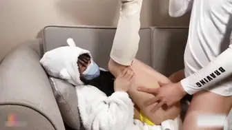 特殊体位爆操皮卡丘妹妹。淫水直流无套内射
