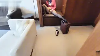 空姐落地后的淫荡生活，在落地窗前被后入爆插，连衣服都来不急脱掉