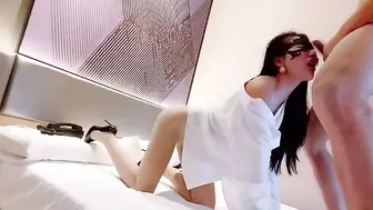 极品反差婊 推特女神爱丝袜Vivian 定制版主题【OL白衬衫】一双大长腿全裸肉丝乘骑，越漂亮越骚表情眼神赞