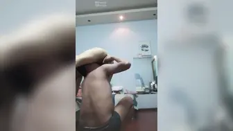 极品身材少妇偷情自拍，大哥想操腿，骚货硬往逼里塞