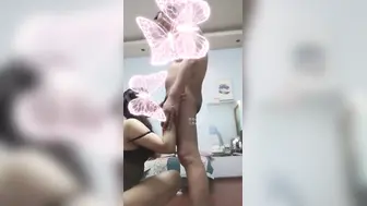 极品身材少妇偷情自拍，大哥想操腿，骚货硬往逼里塞