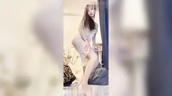 露脸网红 宵夜 最新金主定制付费福利 女神连体肉丝搔首弄姿发情自慰!