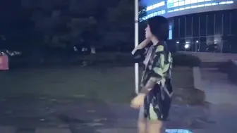 香港辣妈户外露出 “晒胸”成瘾 在公共场所拍摄大量暴露视图